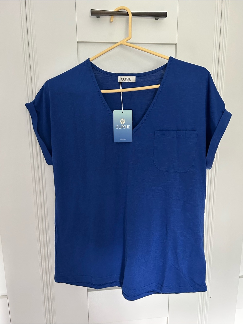 Cupshe Women's V-Neck Pocket Tee in Cobalt Blue